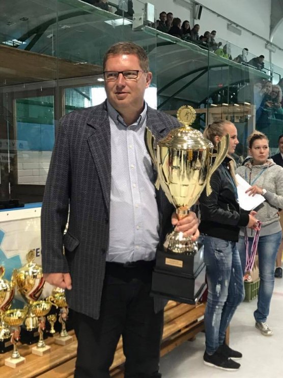 Tomáš Třetina předává pohár vítězům Asalonta Cup v Hodoníně