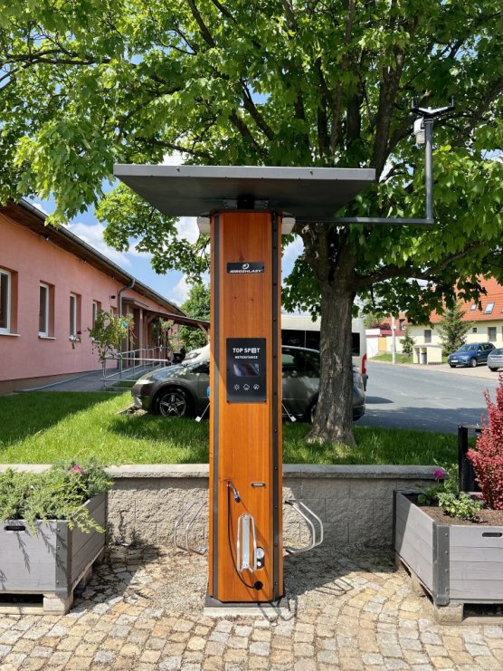 Multifunkční solární nabíjecí stanice v Branišovicích