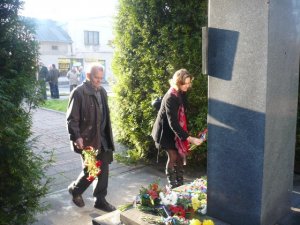 Členové TOP 09 Vratimov pokládaji pamětní kytici k památníku Masaryka