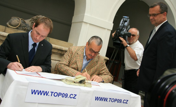 Strana TOP 09 a hnutí Starostové a nezávislí podepsaly smlouvu o spolupráci