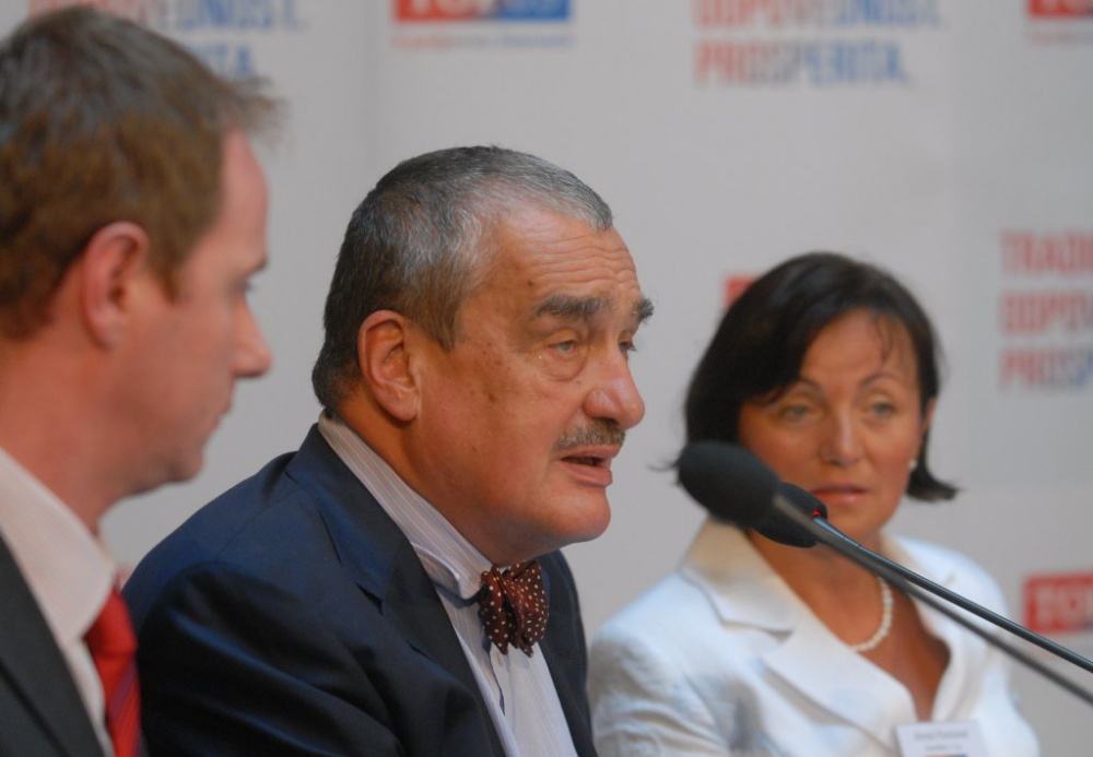 Schwarzenberg vyzývá zákonodárce k účasti na inauguraci