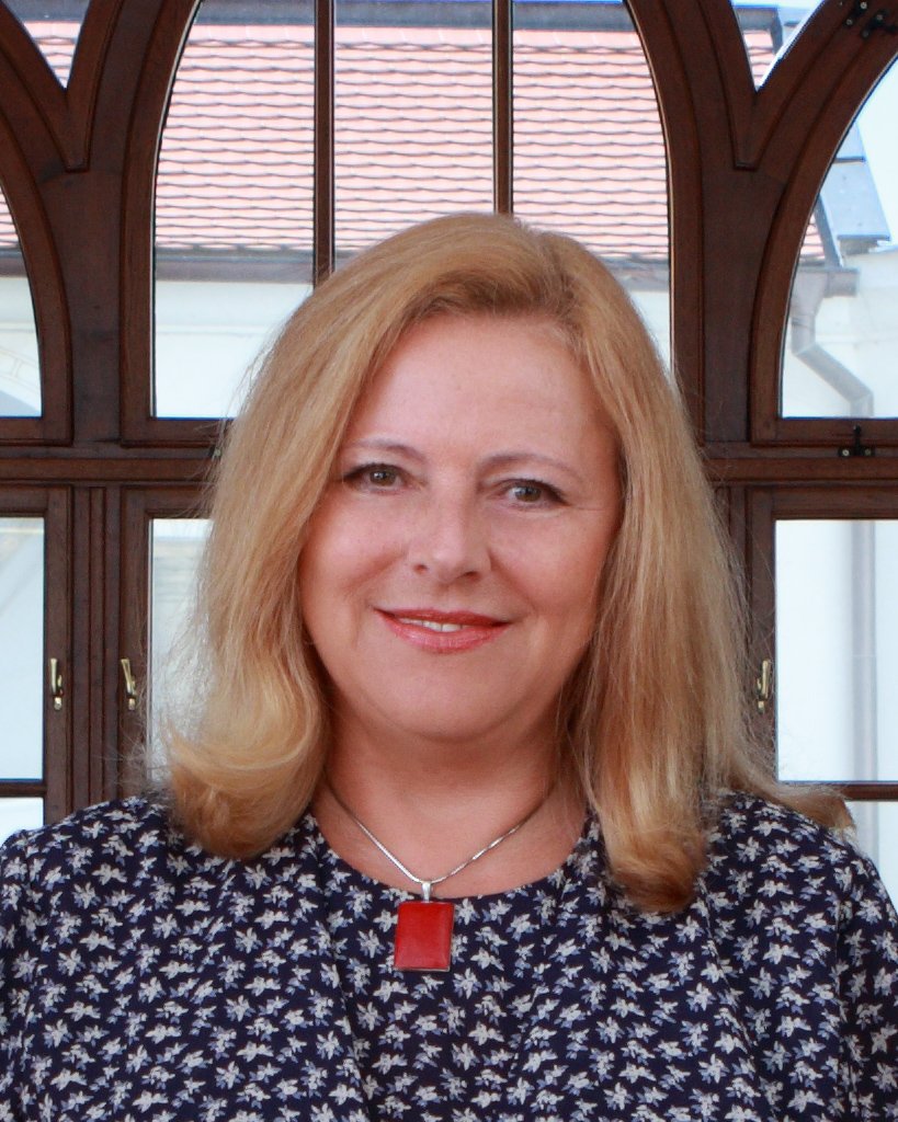 Mgr. Věra Tomaierová