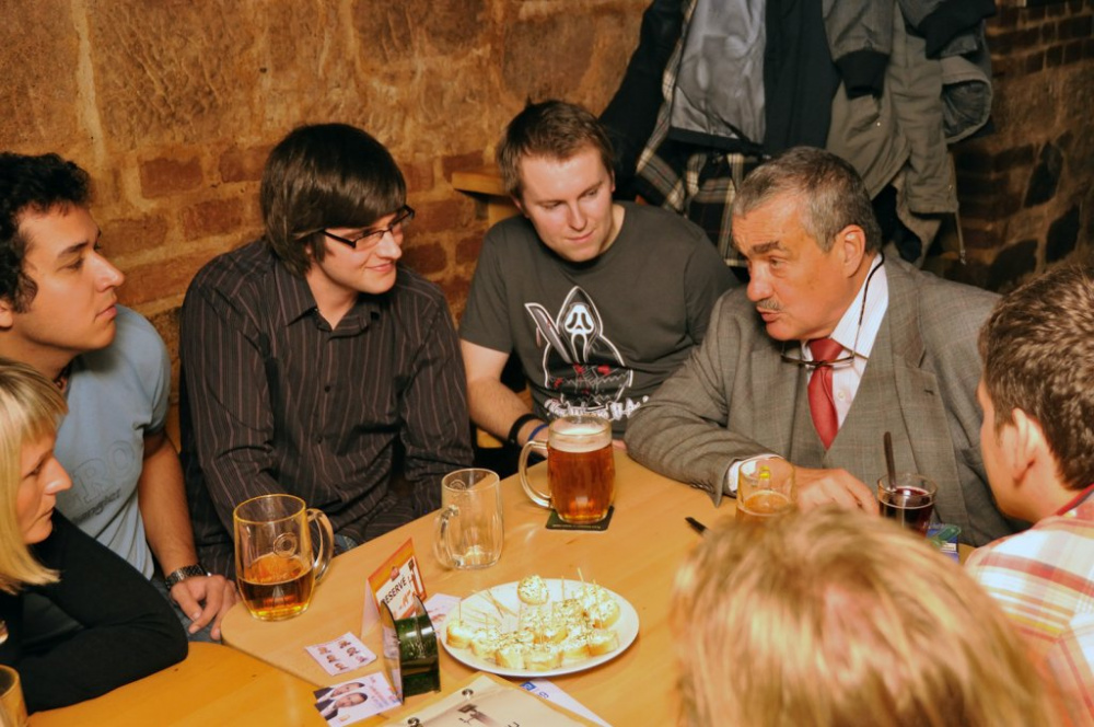 Karel Schwarzenberg diskutoval s&nbsp;Plzeňany u&nbsp;Velblouda  a v&nbsp;PUBu