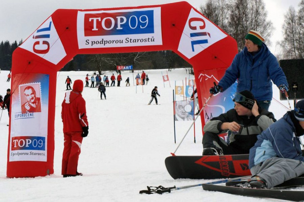 Lyžaři o víkendu na Šumavě prokličkovali zákoutími české politiky