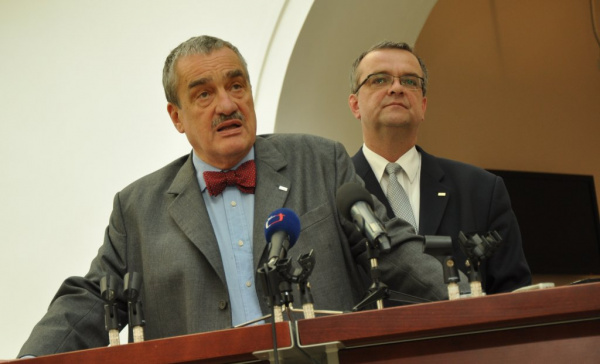 Schwarzenberg: Každá strana se musí se svými ministry vypořádat sama