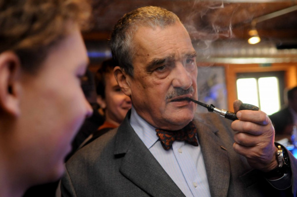 Karel Schwarzenberg pozval studenty do klubu Žlutý pes na polední pivo