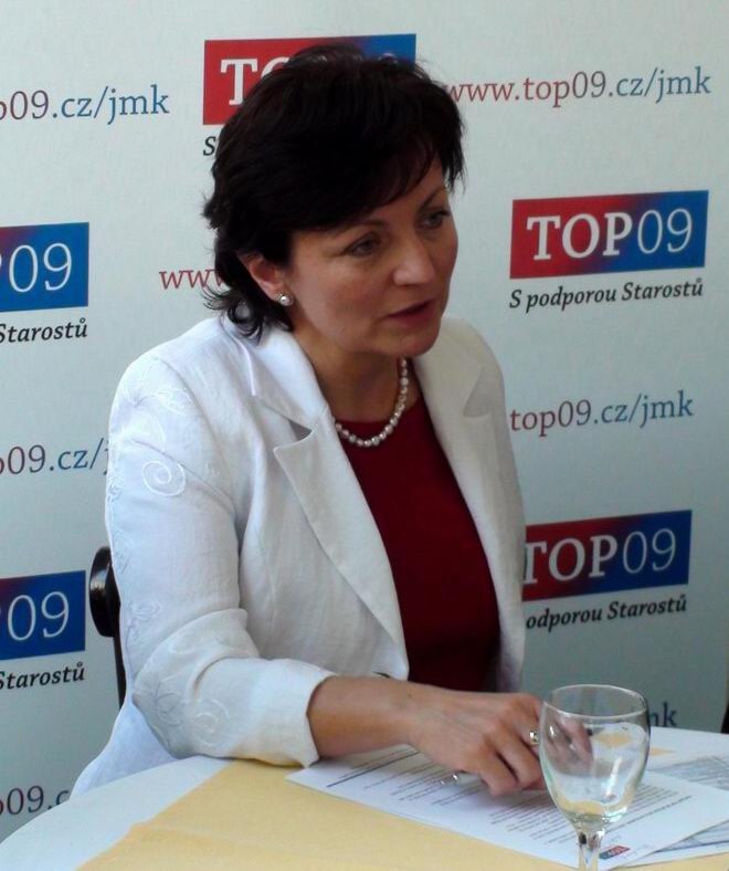Kampaň TOP 09 přinese akce na hradech, víno a cimbálku i Vášáryovou 