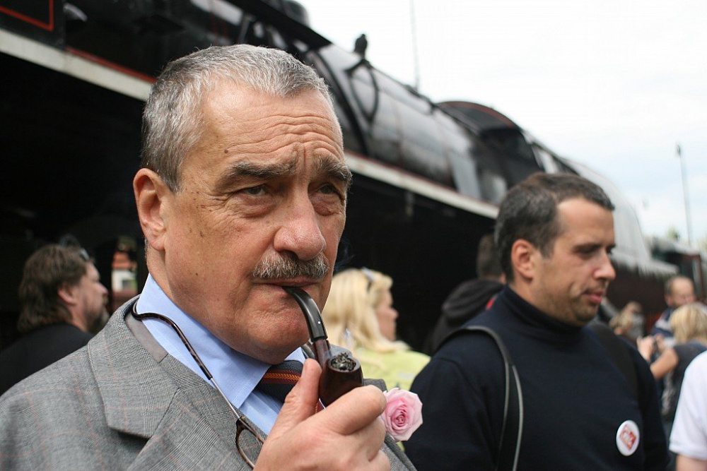 Schwarzenberg: Na Ukrajině je třeba doufat v nenásilné řešení