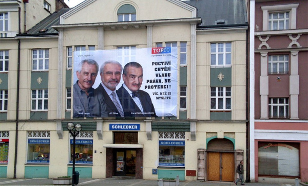 Obří transparent TOP 09 v centru Hradce Králové
