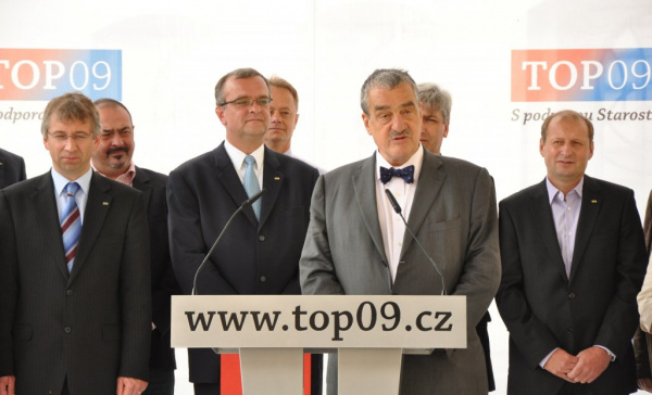TOP 09 dohání ODS, lidovci místo véček