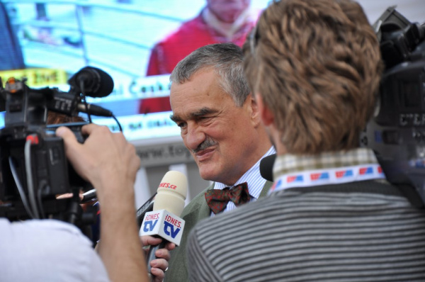 Schwarzenberg: Konzumace alkoholu vzala Zemanovi morální zábrany