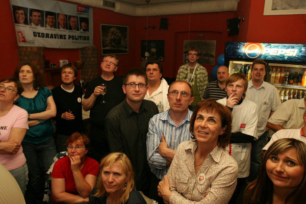 Fotoreportáž - Sledování výsledků voleb v Olomouci