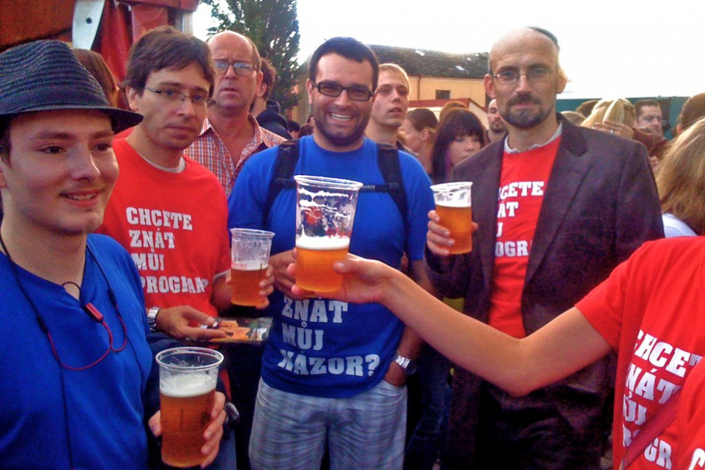 Kandidát na senátora si připil společně s 5330 lidmi na Pilsner Festu