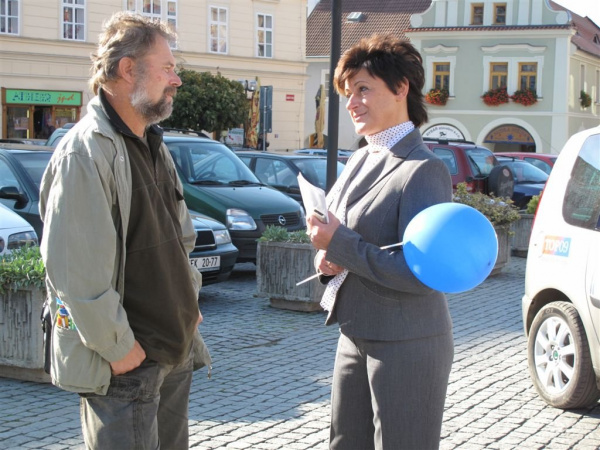 Nina Nováková při setkání s voliči v Mělníku