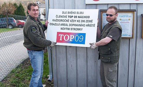 Na dětském hřišti v Náchodě Bělovsi členové TOP 09 opět sázeli stromky