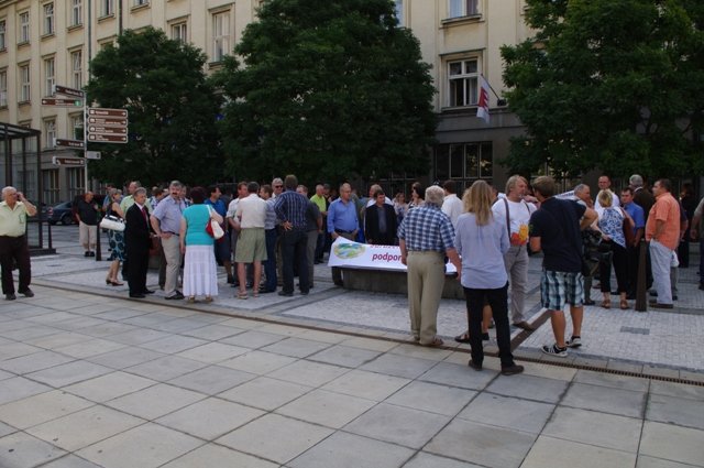 Před ostravskou Novou radnicí se sešlo více než 120 starostů obcí Moravskoslezského kraje