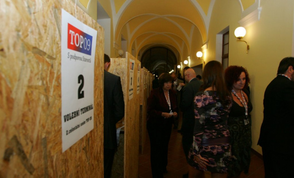 Delegáti sněmu TOP 09 si budou volit vedení elektronicky, ve stanu