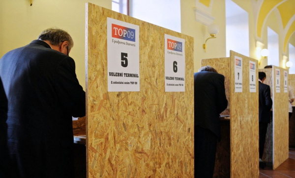 Stát dal loni stranám téměř půl miliardy