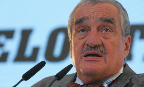 Schwarzenberg: Nečas se nám plete do práce