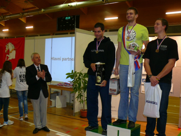 Ministr Leoš Heger blahopřál v Pardubicích Ondřeji Synkovi k rekordu