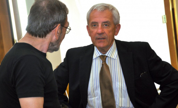Ministr Heger si vyzkoušel pocity pacientů s Parkinsonem