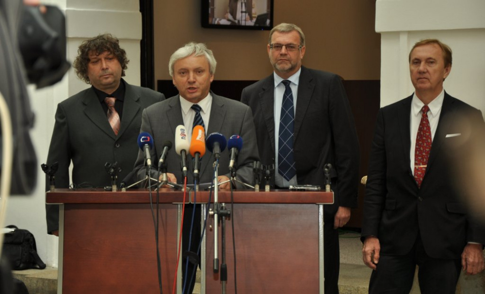 TOP 09 a STAN: Senát potřebuje osobnosti a profesionály
