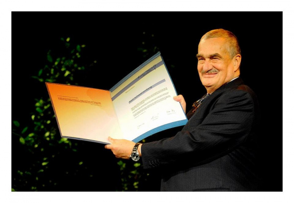 Karel Schwarzenberg dnes obdržel Cenu Marion Dönhoffové