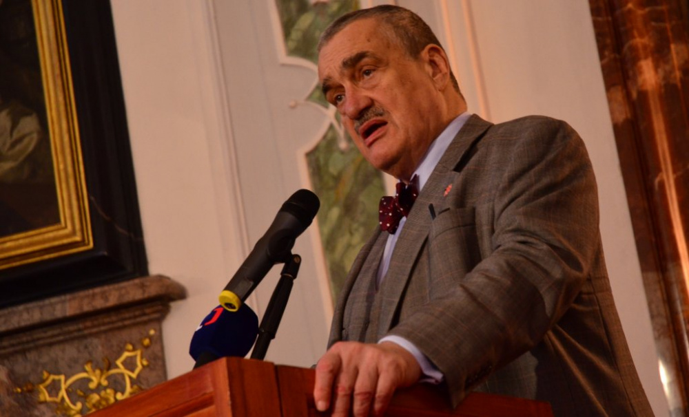 Schwarzenberg: Držte si odstup od politiků