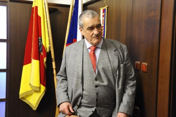 Schwarzenberg: Pokud premiér o všem věděl, měl by jít