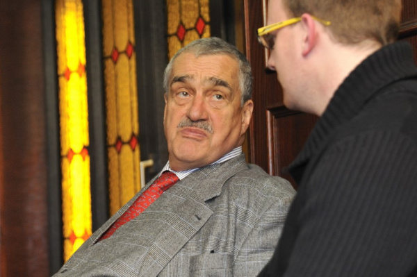 Lidé nejvíce věří Schwarzenbergovi