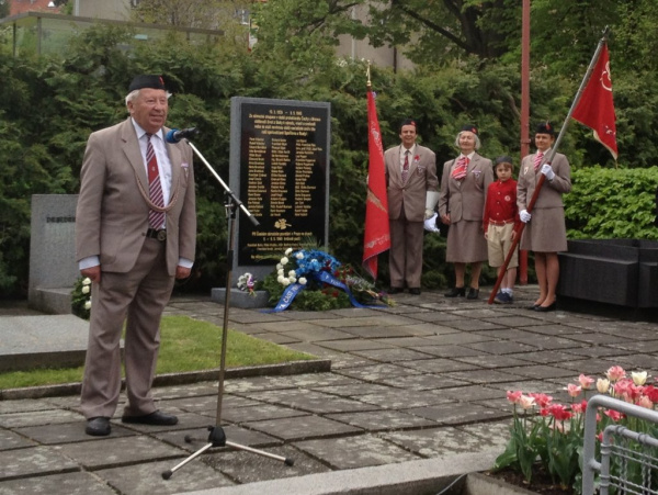 TZ: Na Národním hřbitově na Spořilově byla odhalena pamětní deska obětem 2. světové války z řad občanů Spořilova a Roztyl
