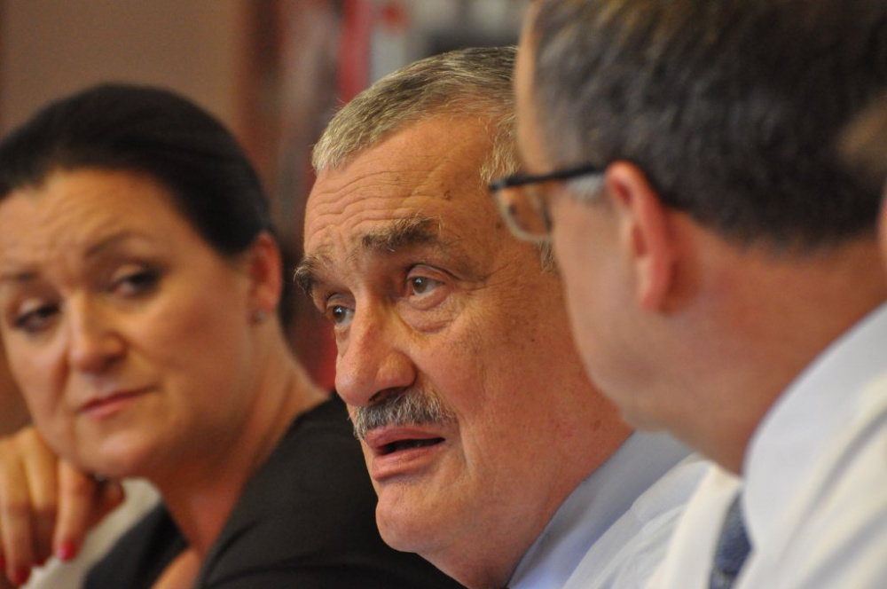 Schwarzenberg: Stíhat Nečase kvůli poslaneckým trafikám? To je blbost