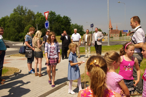 Otevření kruhového objezdu a autobusového terminálu v Třanovicích