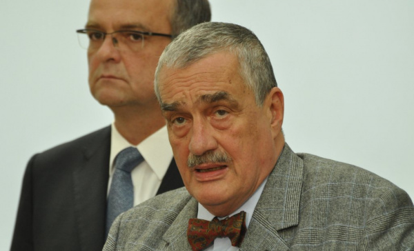 Schwarzenberg: Je to vláda průměrných úředníků