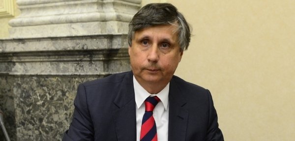 Fischer snížil krajům pokutu. Kalousek: Rozdává z cizího