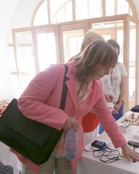Výstava Neviditelná Olomouc přibližuje pocity nevidomých, na vernisáž zavítala i poslankyně Jitka Chalánková