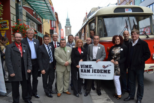 Kampaň TOP 09 rozjel historický trolejbus
