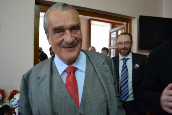 Karel Schwarzenberg v Pardubickém kraji: pieta, umění i dostihy