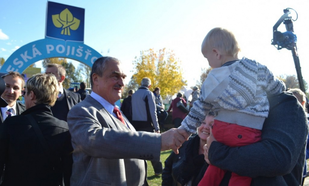 Schwarzenberg jako magnet. Přitahuje mladé i seniory