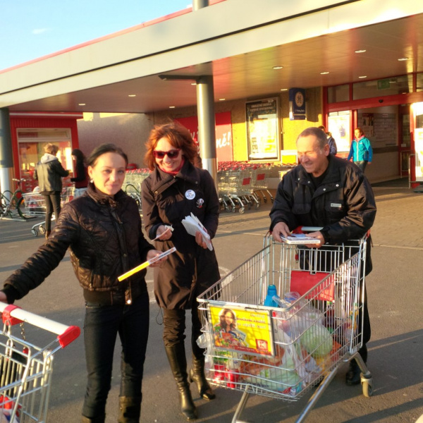 Kontaktní kampaň v Opavě před supermarketem v soboru 19.10. 