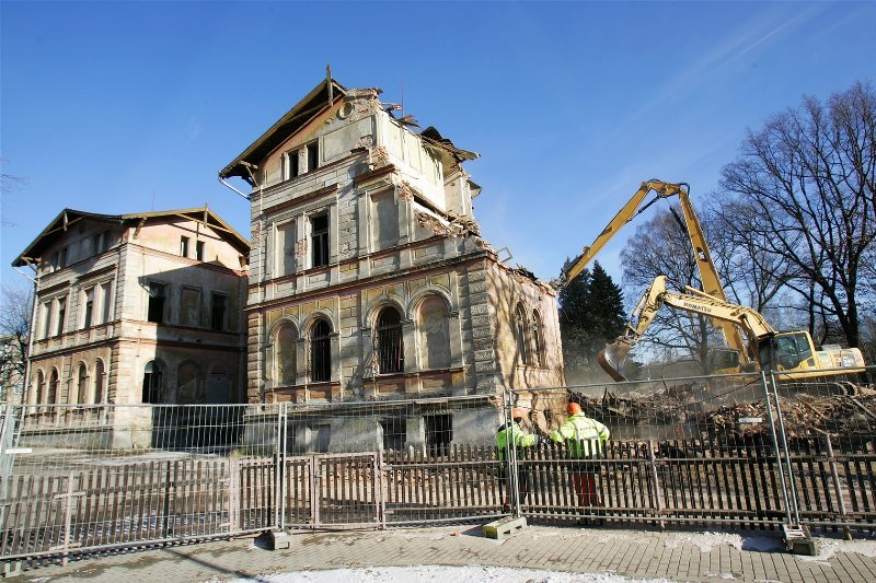 Dominanta Nového Sedla na Sokolovsku jde k zemi. Stoletou vilu bourají