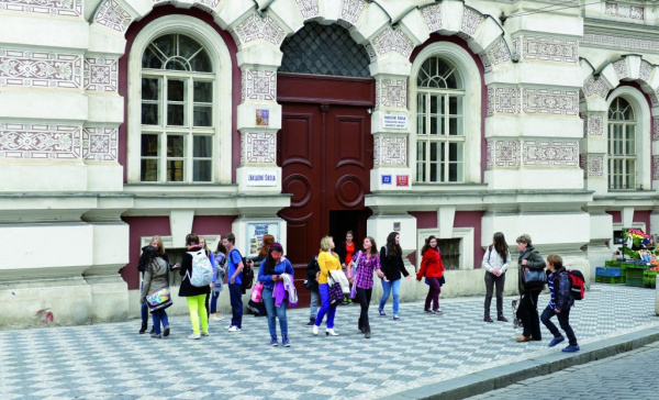 Učitelé dostanou peníze, děti zase nafukovací halu