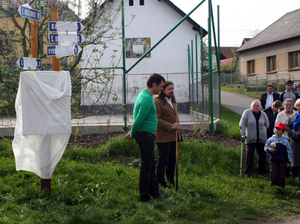 Poslanec Tureček přijel k odhalení pamětní desky na kole