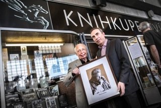 Poslanec Jiří Skalický byl u opětovného otevření oblíbeného knihkupectví na nádraží
