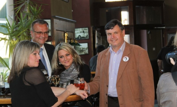 TOPkaři s voliči debatovali v Olomouci nad sklenicí piva