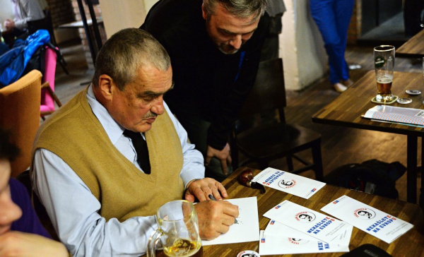 Karel Schwarzenberg debatoval v Českých Budějovicích u kávy