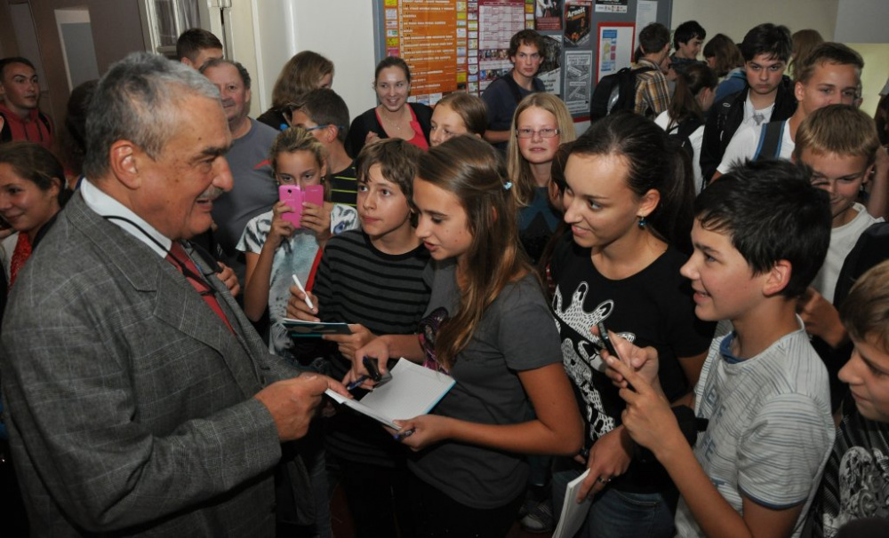 Schwarzenberg přijel povzbudit své TOPkaře na Liberecko. Dostal životabudič, ochutnal pivo, besedoval se studenty