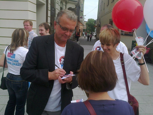 Nechceme kmotry na radnicích, přijďte k volbám