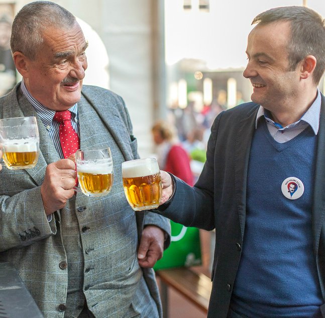Karel Schwarzenberg se v Plzni projel na cyklobaru a zašel na koncert i na pivo