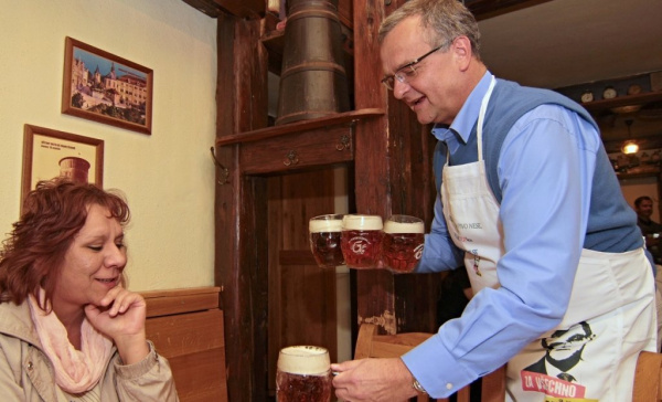 Pane Kalousku, vy jste nás zachránil, slyšel exministr mezi lidem. Pak roznášel pivo